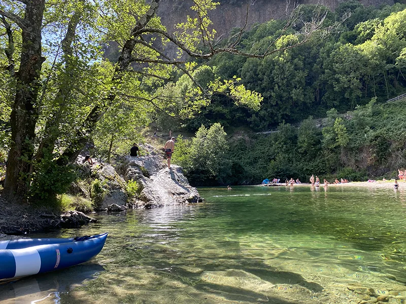 Klares Wasser des Flusses Beaume, ideal zum Schwimmen und Baden in Südfrankreich