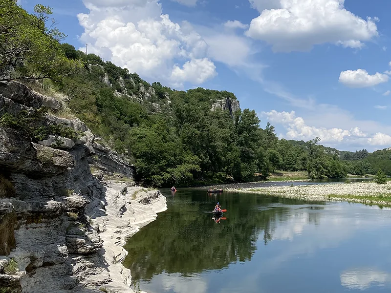 Kanu/Kajak auf türkisblauem Fluss, Kalksteinfelsen. Entspannt, sommerlich.