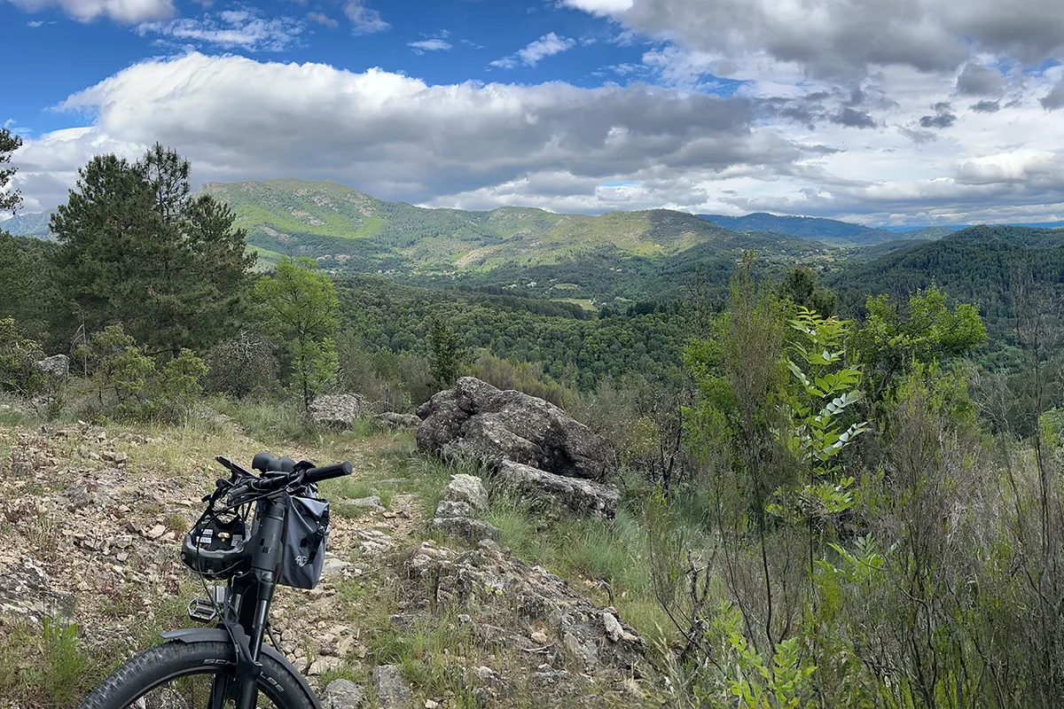 MTB auf steinigem Trail, Garrigue-Vegetation.
