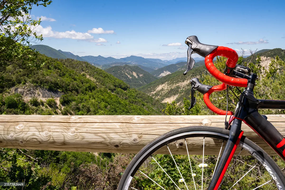 Rennradfahrer auf Panoramastraße, Weitsicht.