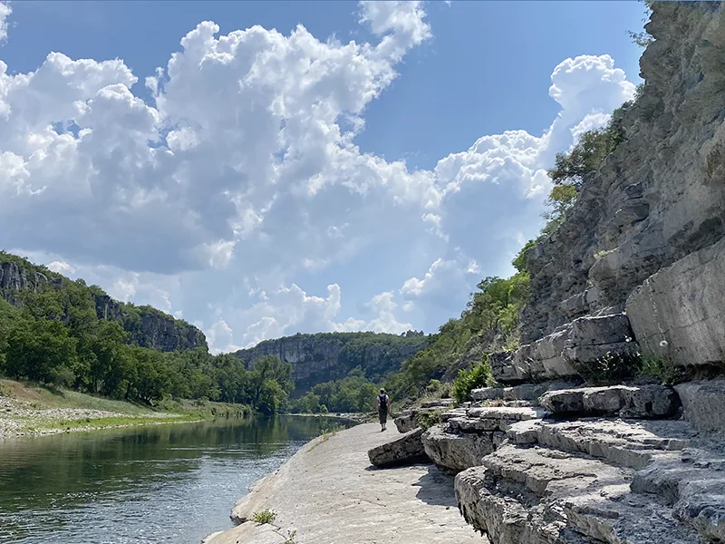 Wanderer beim Ausblick über die Täler des Regionalen Naturparks Monts d'Ardèche
